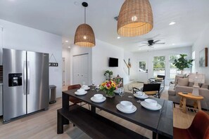 House, Multiple Beds, Hot Tub (306 W Travis Unit B) | Interior
