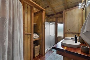 Huis, 1 kingsize bed, bubbelbad (226 Melton Rd) | Badkamer | Handdoeken