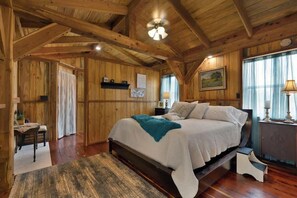 Hus, 1 kingsize-seng, spabadekar (226 Melton Rd) | 1 soverom, individuelt dekorert, individuelt innredet og sengetøy