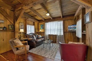 House, 1 King Bed, Hot Tub (226 Melton Rd) | Living area | TV