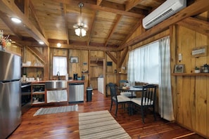 House, 1 King Bed, Hot Tub (226 Melton Rd) | Private kitchen