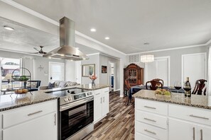 Maison, plusieurs lits, bain à remous, vue jardin | Cuisine privée | Réfrigérateur, micro-ondes, four, plaque de cuisson