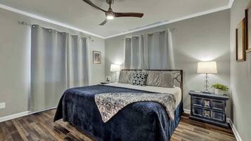 Maison, plusieurs lits, bain à remous, vue jardin (107 W Nimitz) | 3 chambres, décoration personnalisée, ameublement personnalisé