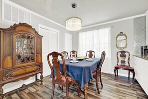 House, Multiple Beds, Hot Tub, Garden View (107 W Nimitz) | Dining