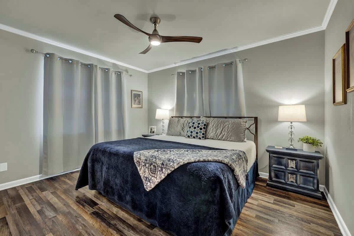 하우스, 침대(여러 개), 온수 욕조, 정원 전망 (107 W Nimitz) | 3 개의 침실, 각각 다른 스타일의 인테리어, 각각 다르게 가구 비치, 침대 시트