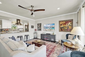 House, Multiple Beds, Hot Tub, Garden View (107 W Nimitz) | Living area