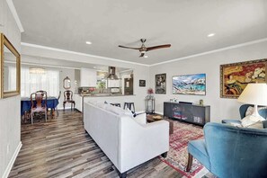 Casa, letti multipli, idromassaggio, vista giardino (107 W Nimitz) | Area soggiorno