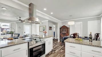 Rumah, Beberapa Tempat Tidur, hot tub, pemandangan kebun (107 W Nimitz) | Dapur pribadi