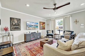 Casa, varias camas, bañera de hidromasaje, vistas al jardín (107 W Nimitz) | Zona de estar