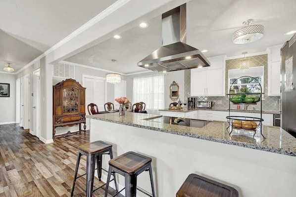 Casa, várias camas, banheira de imersão, vista para o jardim (107 W Nimitz) | Cozinha privada | Geladeira, micro-ondas, fogão, cooktop