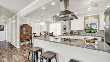 Rumah, Beberapa Tempat Tidur, hot tub, pemandangan kebun (107 W Nimitz) | Dapur pribadi