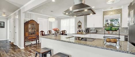 House, Multiple Beds, Hot Tub, Garden View (107 W Nimitz) | Private kitchen