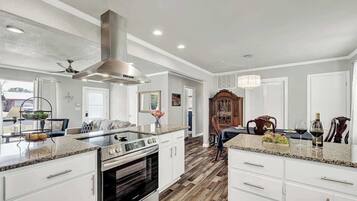 House, Multiple Beds, Hot Tub, Garden View (107 W Nimitz) | Private kitchen