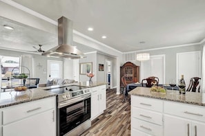 Casa, várias camas, banheira de imersão, vista para o jardim (107 W Nimitz) | Cozinha privada | Geladeira, micro-ondas, fogão, cooktop