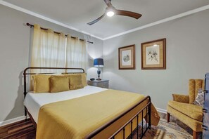 Casa, letti multipli, idromassaggio, vista giardino (107 W Nimitz) | 3 camere, con stile personalizzato, con arredamento individuale