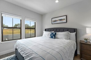 Casa, 1 cama de matrimonio grande, bañera de hidromasaje | 1 dormitorio, decoración individual, mobiliario individual y wifi gratis