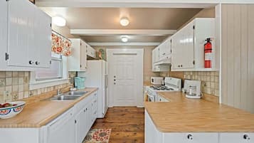 Talo, 1 suuri parisänky, poreamme, kaupunkinäköala (409 W San Ant Lillia) | Yksityinen keittiö | Kahvin-/teenkeitin