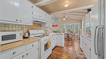 House, 1 King Bed, Hot Tub, City View (409 W San Ant Lillia) | Private kitchen | Coffee/tea maker
