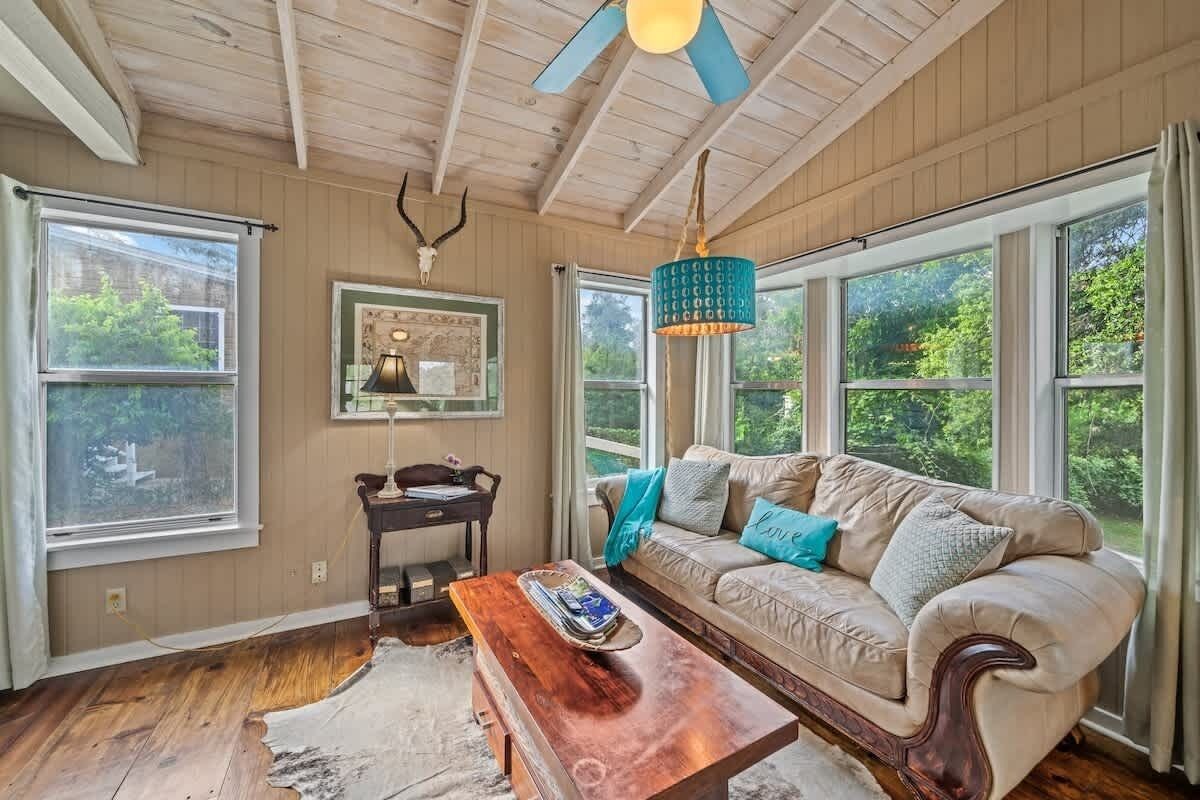 獨棟房屋, 1 張特大雙人床, 熱水浴缸, 城市景觀 (409 W San Ant Lillia) | 起居區