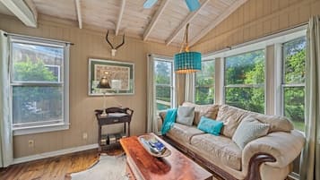 Talo, 1 suuri parisänky, poreamme, kaupunkinäköala (409 W San Ant Lillia) | Oleskelualue