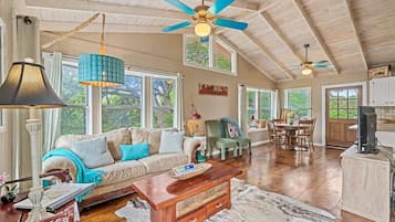 House, 1 King Bed, Hot Tub, City View (409 W San Ant Lillia) | Living area