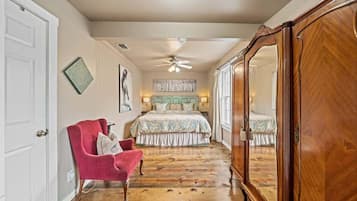 House, 1 King Bed, Hot Tub, City View (409 W San Ant Lillia) | 1 bedroom, individually decorated, individually furnished, bed sheets