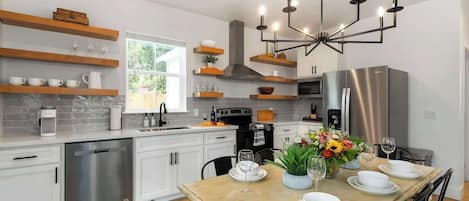 Maison, plusieurs lits, bain à remous (306 W Travis Unit C) | Cuisine privée