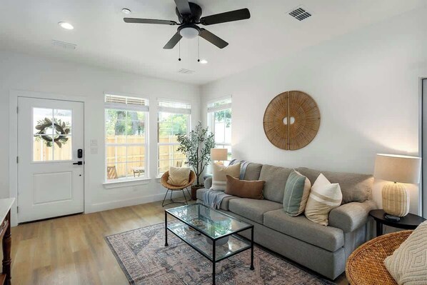 Casa, varias camas, hidromasaje (306 W Travis Unit C) | Área de sala de estar | Televisión