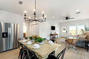 Casa, varias camas, hidromasaje (306 W Travis Unit C) | Restaurantes