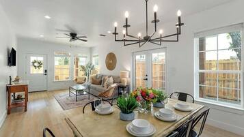 Casa, várias camas, banheira de imersão (306 W Travis Unit C) | Parte interna