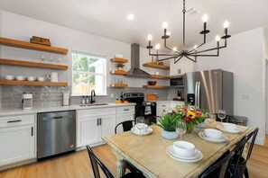 Maison, plusieurs lits, bain à remous (306 W Travis Unit C) | Cuisine privée | Cafetière/bouilloire