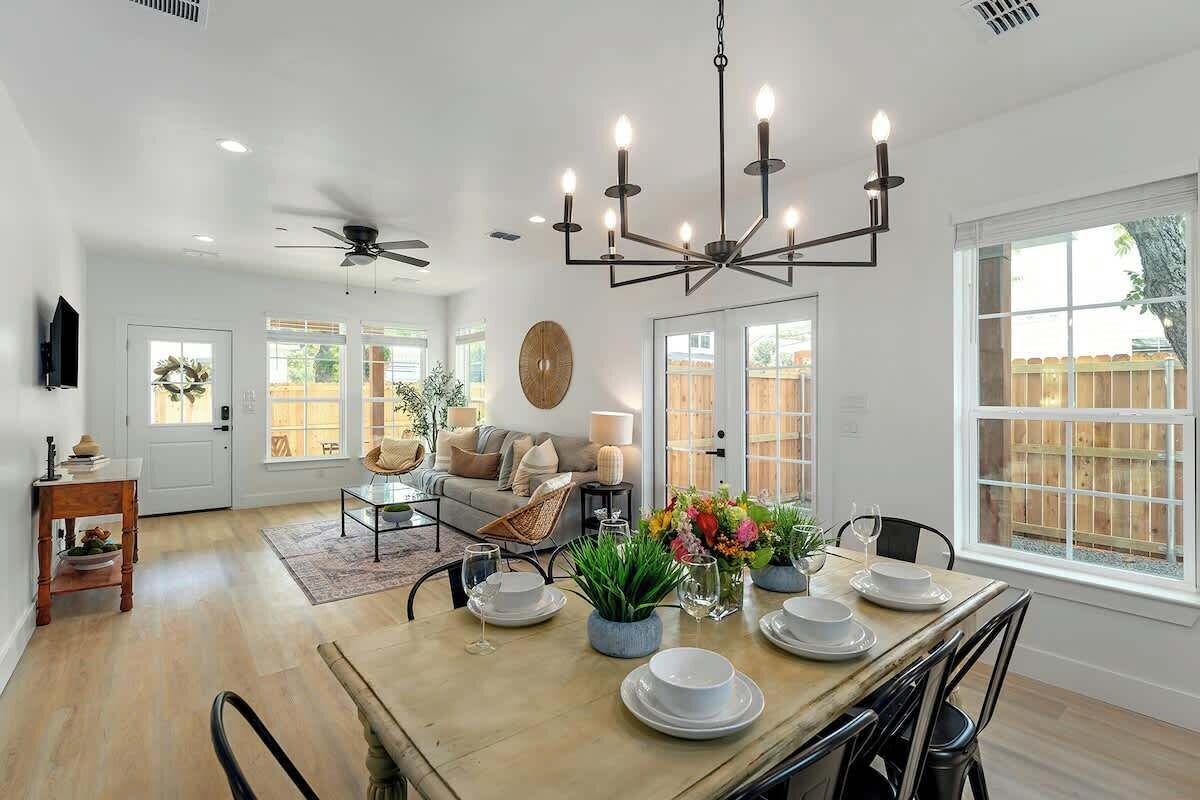 House, Multiple Beds, Hot Tub (306 W Travis Unit C) | Interior