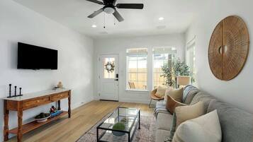 Casa, várias camas, banheira de imersão (306 W Travis Unit C) | Área de estar