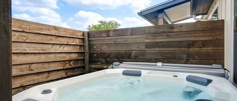 ハウス キングベッド 1 台 スパ浴槽 | 施設の敷地