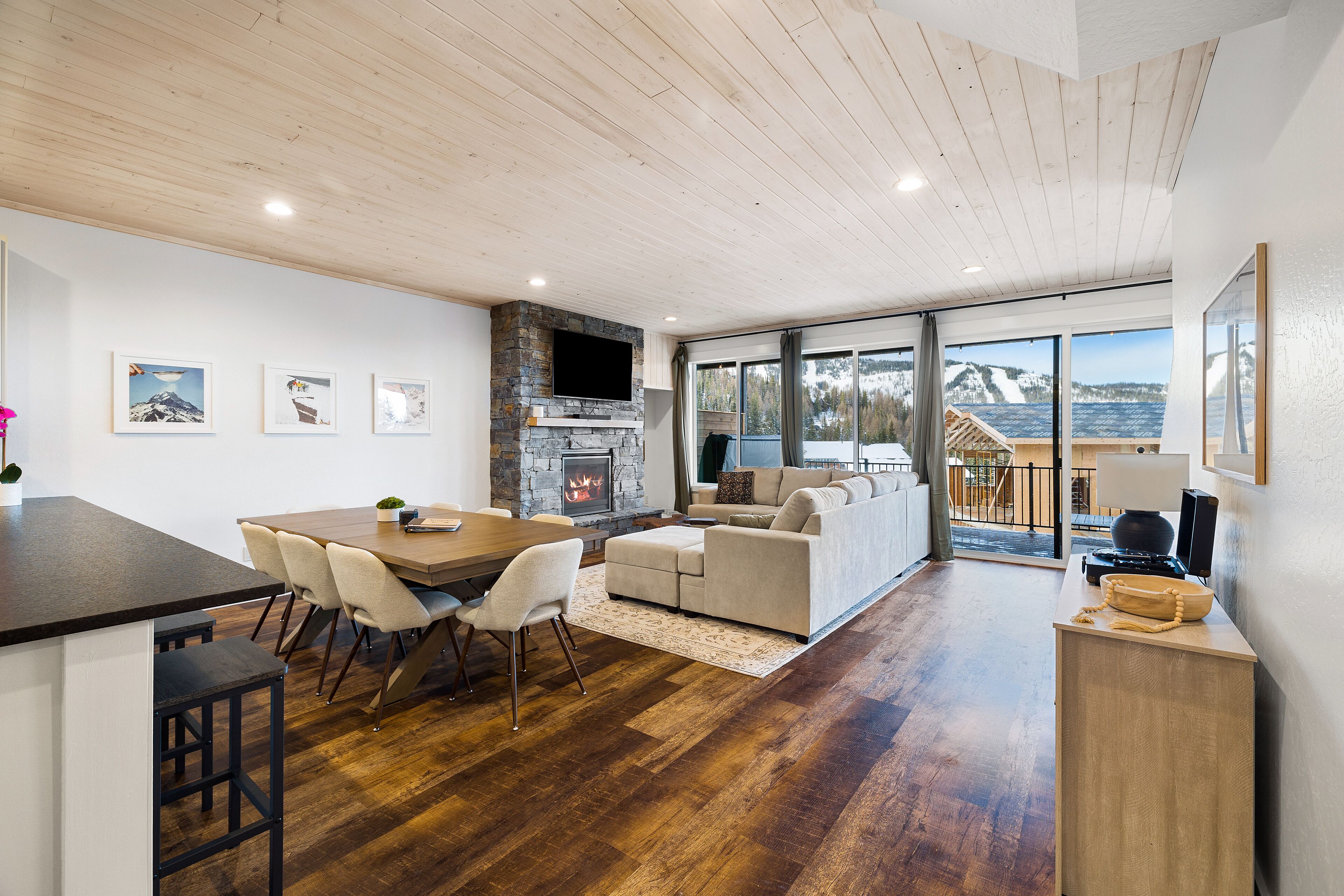 Smart-TV, Kamin, Musikbibliothek