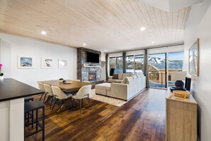 Älytelevisio, takka, musiikkikirjasto