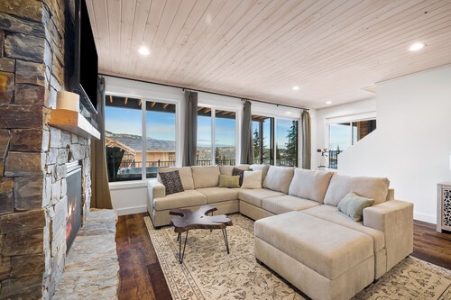 Luxury 4BR Chalet Near Schweitzer Mountain Resort – Hot Tub & Radiant Heat