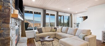 Luxury 4BR Chalet Near Schweitzer Mountain Resort – Hot Tub & Radiant Heat