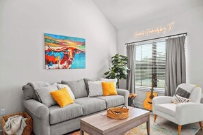Appart'hôtel, 1 très grand lit, bain à remous (930 S Eagle B2 #203) | Coin séjour | Télévision