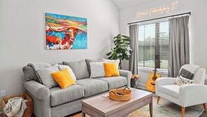 Condo, 1 giường cỡ king, bồn tắm nước nóng (930 S Eagle B2 #203) | Khu phòng khách