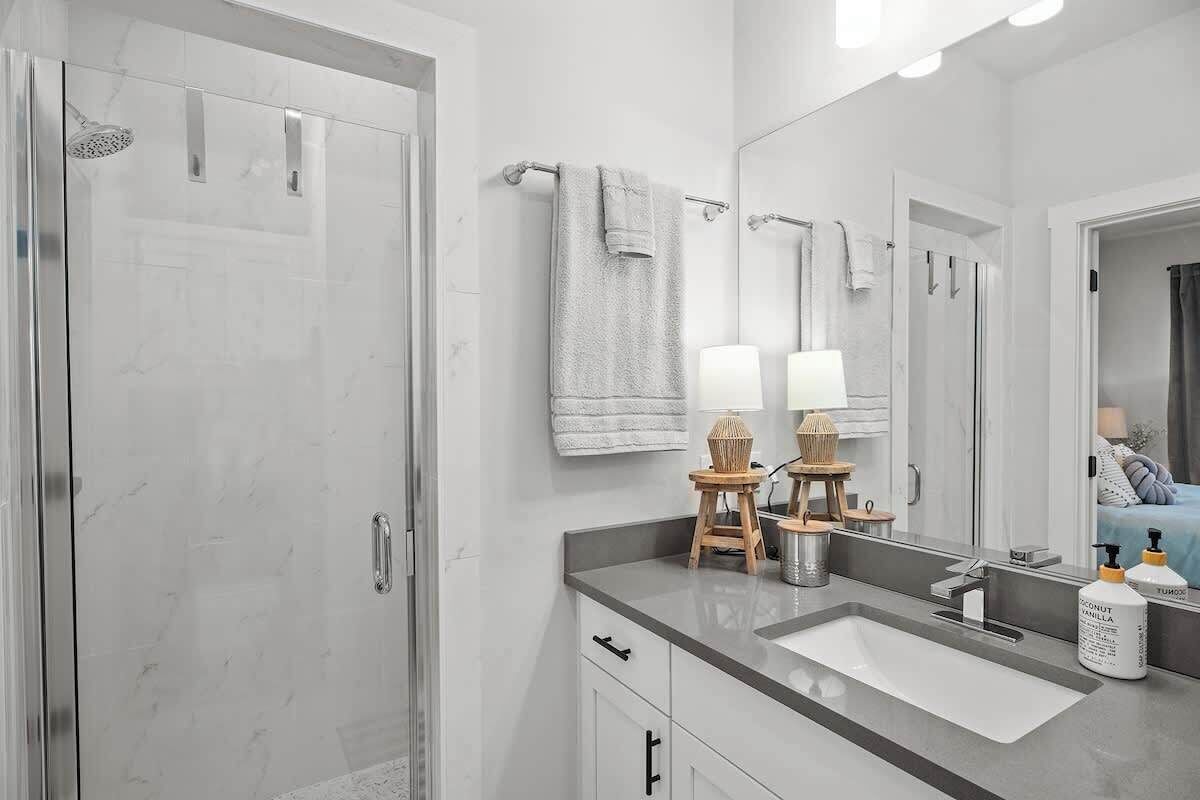 Condo, 1 très grand lit, baignoire à remous (930 S Eagle B2 #203) | Salle de bain | Serviettes fournies