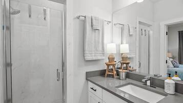 Condo, 1 très grand lit, baignoire à remous (930 S Eagle B2 #203) | Salle de bain | Serviettes fournies