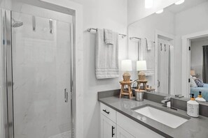 Condo, 1 cama King, banheira de imersão (930 S Eagle B2 #203) | Banheiro | Toalhas de banho 