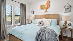 Condo, 1 giường cỡ king, bồn tắm nước nóng (930 S Eagle B2 #203)