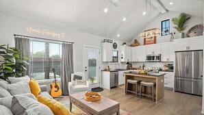Condo, 1 giường cỡ king, bồn tắm nước nóng (930 S Eagle B2 #203) | Khu phòng khách