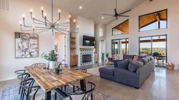 Huis, Meerdere bedden, toegang tot zwembad, uitzicht op zwembad (750 River View Dr) | Woonruimte | Een open haard