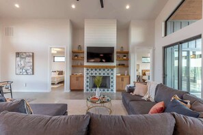 House, Multiple Beds, Pool Access, Pool View (750 River View Dr) | Living area