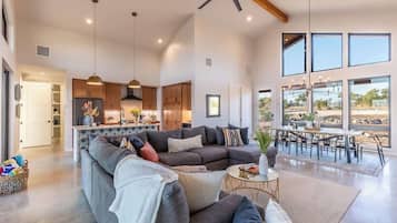 Ferienhaus, Mehrere Betten, Poolzugang, Poolblick (750 River View Dr) | Wohnbereich | Kamin