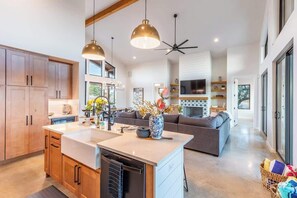 House, Multiple Beds, Pool Access, Pool View (750 River View Dr) | Interior