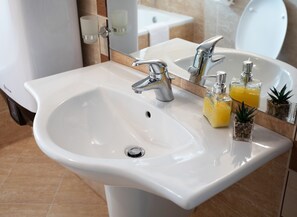 Asciugacapelli, asciugamani, sapone, shampoo